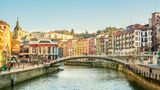 Tatsächlich schafft es auch ein Ort in Spanien in dieses Ranking. Die Stadt Bilbao liegt im Baskenland und gilt vor allem wegen ihrer besonderen Architektur und der vielfältigen Kultur als beliebtes Reiseziel. Aber auch die Temperaturen lassen sich aushalten: 19,2 Grad Celsius im Schnitt und um die 7,2 Sonnenstunden täglich. 