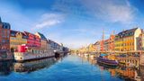 Die dänische Hauptstadt Kopenhagen gehört ebenfalls zu den Reisezielen in Europa, die selbst im Sommer perfekte Wetterbedingungen für einen ausgiebigen Städtetrip bieten – und das ganz ohne Schwitzen. Das Thermometer zeigt durchschnittlich 17,6 Grad Celsius an und mehr als 10 Sonnenstunden pro Tag. 