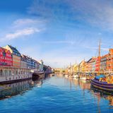 Die dänische Hauptstadt Kopenhagen gehört ebenfalls zu den Reisezielen in Europa, die selbst im Sommer perfekte Wetterbedingungen für einen ausgiebigen Städtetrip bieten – und das ganz ohne Schwitzen. Das Thermometer zeigt durchschnittlich 17,6 Grad Celsius an und mehr als 10 Sonnenstunden pro Tag. 