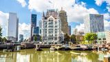 Rotterdam ist als kleine Schwester von Amsterdam zwar weniger bekannt als Reiseziel, aber hat mit dem größten Seehafen Europas ein Must-See in den Niederlanden zu bieten. Außerdem gilt die zweitgrößte Stadt des Landes als Hotspot für die aufstrebende Kreativszene. Die kann man sich übrigens auch im Sommer entspannt angucken, ohne direkt in Schweiß auszubrechen – bei durchschnittlich 21, 25 Grad Celsius. 