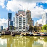 Rotterdam ist als kleine Schwester von Amsterdam zwar weniger bekannt als Reiseziel, aber hat mit dem größten Seehafen Europas ein Must-See in den Niederlanden zu bieten. Außerdem gilt die zweitgrößte Stadt des Landes als Hotspot für die aufstrebende Kreativszene. Die kann man sich übrigens auch im Sommer entspannt angucken, ohne direkt in Schweiß auszubrechen – bei durchschnittlich 21, 25 Grad Celsius. 