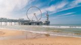 Die frische Meeresbrise und das nordische Klima machen Den Haag zu einem verlockenden Reiseziel für all jene, die keine Lust auf Hitze haben, aber trotzdem nicht auf den Badeurlaub verzichten wollen. In der niederländischen Stadt herrschen 17,9 Grad Celsius durchschnittlich bei 9,7 Sonnenstunden am Tag. 