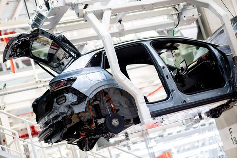 Die Automobilbranche ist eine der Säulen der deutschen Wirtschaft (E-Auto-Produktion von Volkswagen im Emden)
