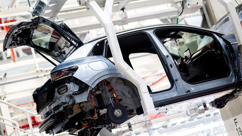 Die Automobilbranche ist eine der Säulen der deutschen Wirtschaft (E-Auto-Produktion von Volkswagen im Emden)