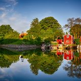 Natürlich gehört auch Skandinavien in dieses Ranking. In der gesamten Region herrschen im Sommer angenehme Temperaturen, allerdings oftmals gepaart mit vielen Regentagen. Anders ist das etwa in Malmö. Dort wird es im Juli und August gerne mal um die 21 Grad Celsius warm, Regen wird nur an sieben Tagen im Monat erwartet. 