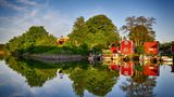 Natürlich gehört auch Skandinavien in dieses Ranking. In der gesamten Region herrschen im Sommer angenehme Temperaturen, allerdings oftmals gepaart mit vielen Regentagen. Anders ist das etwa in Malmö. Dort wird es im Juli und August gerne mal um die 21 Grad Celsius warm, Regen wird nur an sieben Tagen im Monat erwartet. 