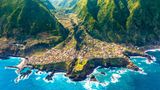 Angenehme Temperaturen gibt es auch im Süden. Vor allem auf der portugiesischen Blumeninsel Madeira lässt es sich das ganze Jahr über gut aushalten, wenn man der Hitze entfliehen möchte. Im Hochsommer klettert das Thermometer zwar gerne mal auf 24 Grad Celsius, aber im Zusammenspiel mit der frischen Atlantikbrise fühlt sich das eher wie 20 Grad Celsius an. 