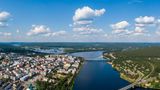Viel Sonne, niedrige Temperaturen und eine beeindruckende Landschaft, wo das Auge auch hinblickt – es ist nicht unbedingt verwunderlich, dass Rovaniemi als Hauptstadt von Lappland in Nordfinnland den ersten Platz im Ranking belegt. Im Winter ist dort alles verschneit und viele Touristen strömen in die Stadt, die auch als Heimat des Weihnachtsmannes bekannt ist. Aber auch im Sommer können Besucher die Natur bei angenehmen Temperaturen erkunden – durchschnittlich herrschen hier selbst im Hochsommer zwischen 16 und 20 Grad Celsius. Bei rund acht Regentagen im Monat scheint nahezu ganztägig die Sonne (18 Stunden im Schnitt). 