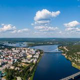 Viel Sonne, niedrige Temperaturen und eine beeindruckende Landschaft, wo das Auge auch hinblickt – es ist nicht unbedingt verwunderlich, dass Rovaniemi als Hauptstadt von Lappland in Nordfinnland den ersten Platz im Ranking belegt. Im Winter ist dort alles verschneit und viele Touristen strömen in die Stadt, die auch als Heimat des Weihnachtsmannes bekannt ist. Aber auch im Sommer können Besucher die Natur bei angenehmen Temperaturen erkunden – durchschnittlich herrschen hier selbst im Hochsommer zwischen 16 und 20 Grad Celsius. Bei rund acht Regentagen im Monat scheint nahezu ganztägig die Sonne (18 Stunden im Schnitt). 