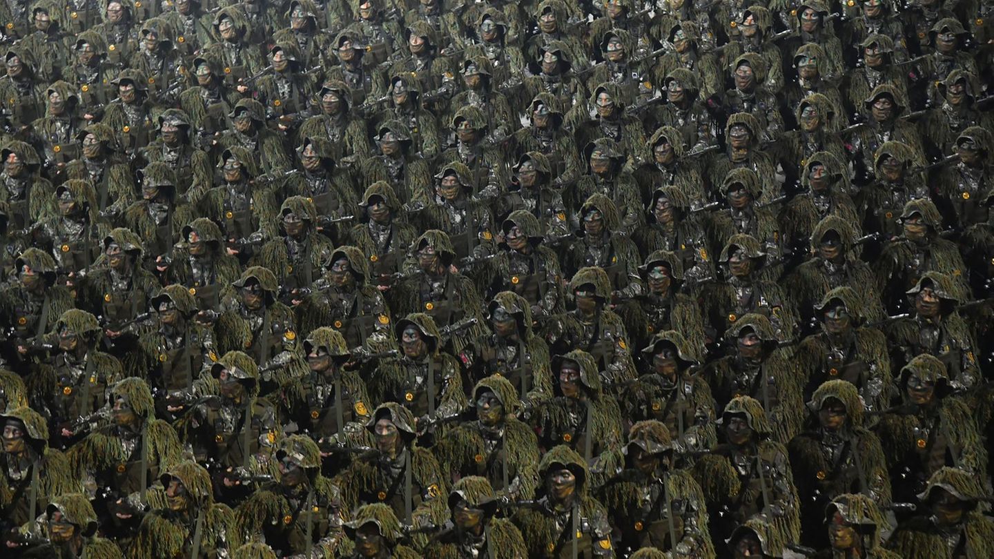 Soldaten in Tarnanzügen marschierten im Stechschritt an Diktator Kim Jong Un vorbei