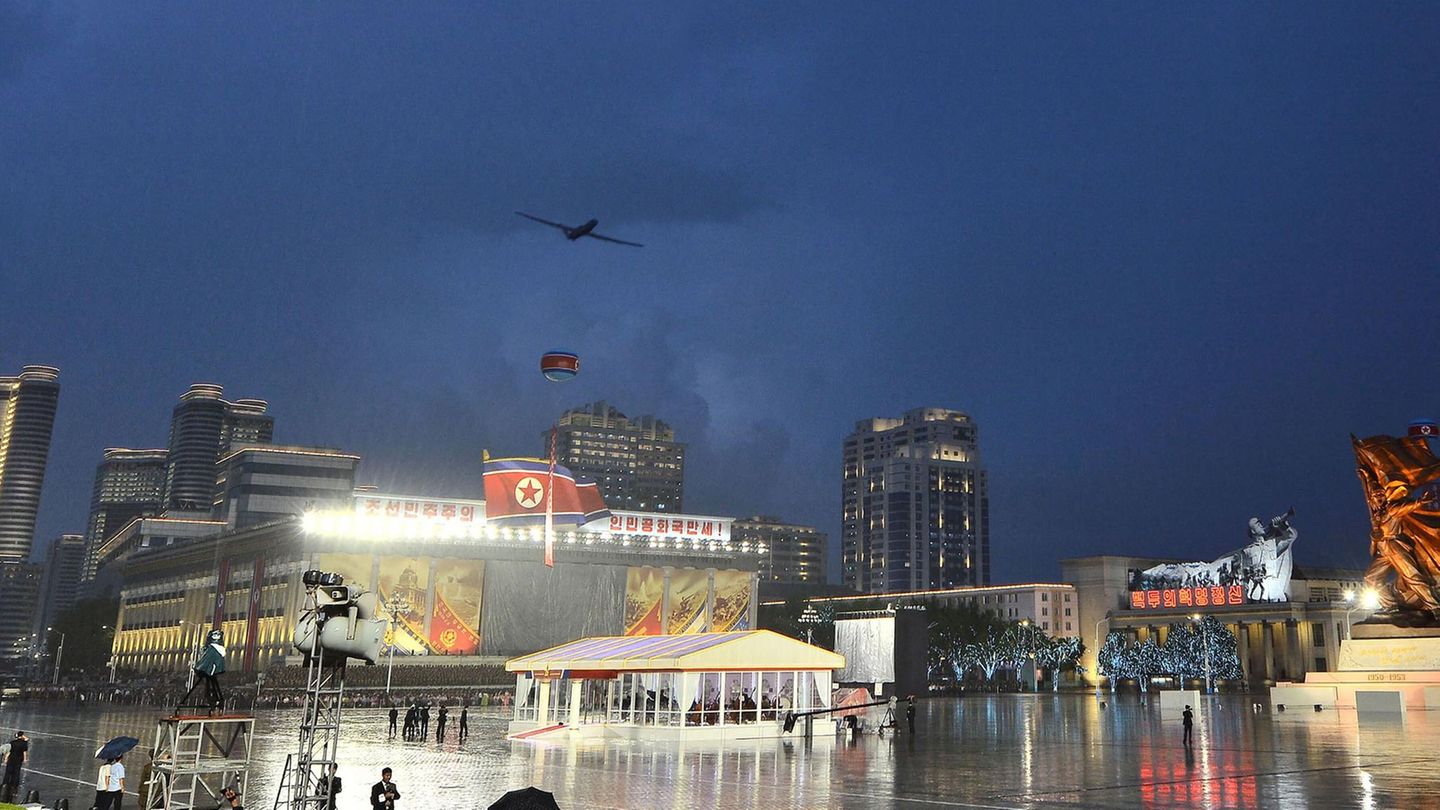 Dieses Foto der KCNA soll einen Demonstrationsflug von unbemannten Aufklärungsflugzeugen und Mehrzweck-Angriffsdrohnen zeigen