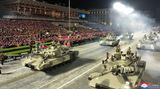 Auch Panzer rollten über den Platz im Zentrum der Hauptstadt
