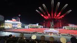 Blick von der Tribüne, auf der Kim und Schoigu eine Flugshow über Pjöngjang beobachten