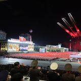 Blick von der Tribüne, auf der Kim und Schoigu eine Flugshow über Pjöngjang beobachten