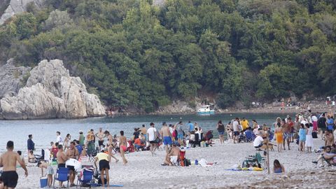 Touristen an einem Strand in Antalya
