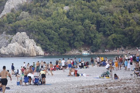 Touristen an einem Strand in Antalya
