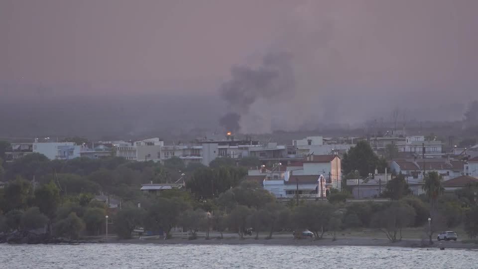 Video: Griechenland: Waldbrände verursachen Detonationen in Munitionslager
