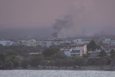 Video: Griechenland: Waldbrände verursachen Detonationen in Munitionslager