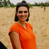 Theresa Spiegel ist Forstingenieurin. Sie berät Landwirte, die auf bisher intensiv beackerten Flächen Streuobstwiesen und Hecken anlegen wollen, und unterstützt sie bei der Umsetzung der Projekte auch mithilfe staatlicher Förderprojekte.