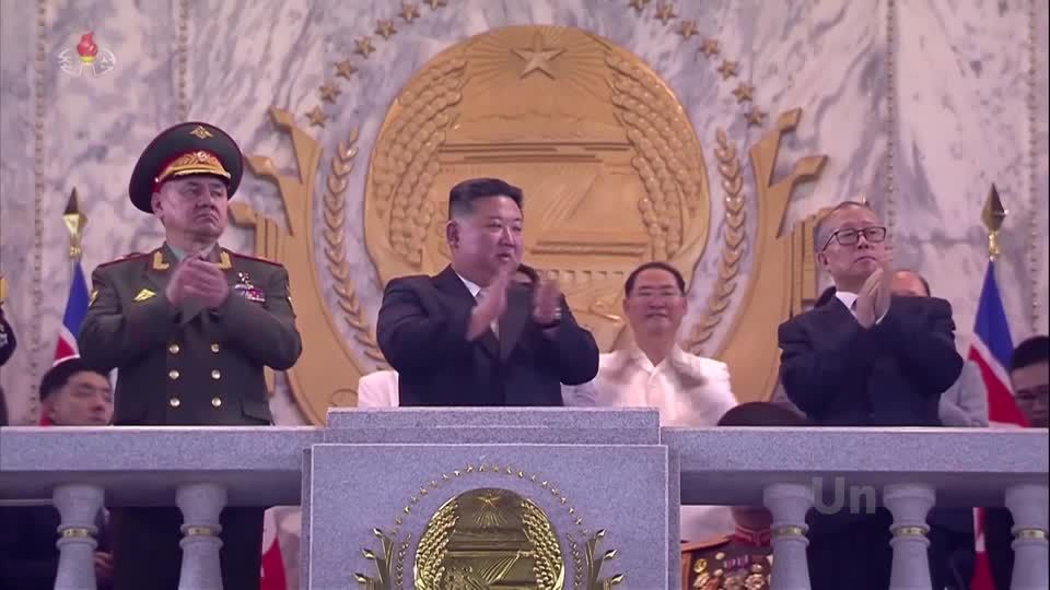 Video: Nordkorea: Militärparade mit Gästen aus Russland und China