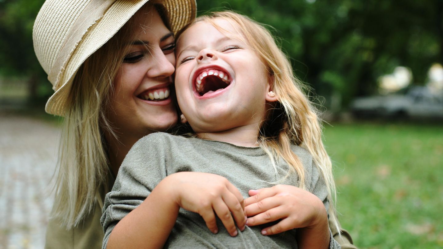 Mutter und Kind lachen