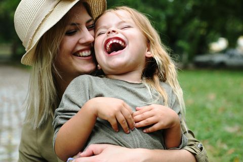 Mutter und Kind lachen