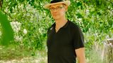 Uwe Müller (Foto) und sein Bruder Martin haben von ihren Eltern landwirtschaftliche Flächen überschrieben bekommen. Diese wollen sie im Sinne des Natur- und Artenschutzes umbauen. Intensiv genutztes, oft eintöniges Grünland soll beispielsweise in extensive Streuobstwiesen und Hecken umgewandelt werden. Dazu hat Uwe Müller schon mal passende ortstypische Obstgehölze ausgewählt.