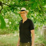 Uwe Müller (Foto) und sein Bruder Martin haben von ihren Eltern landwirtschaftliche Flächen überschrieben bekommen. Diese wollen sie im Sinne des Natur- und Artenschutzes umbauen. Intensiv genutztes, oft eintöniges Grünland soll beispielsweise in extensive Streuobstwiesen und Hecken umgewandelt werden. Dazu hat Uwe Müller schon mal passende ortstypische Obstgehölze ausgewählt.