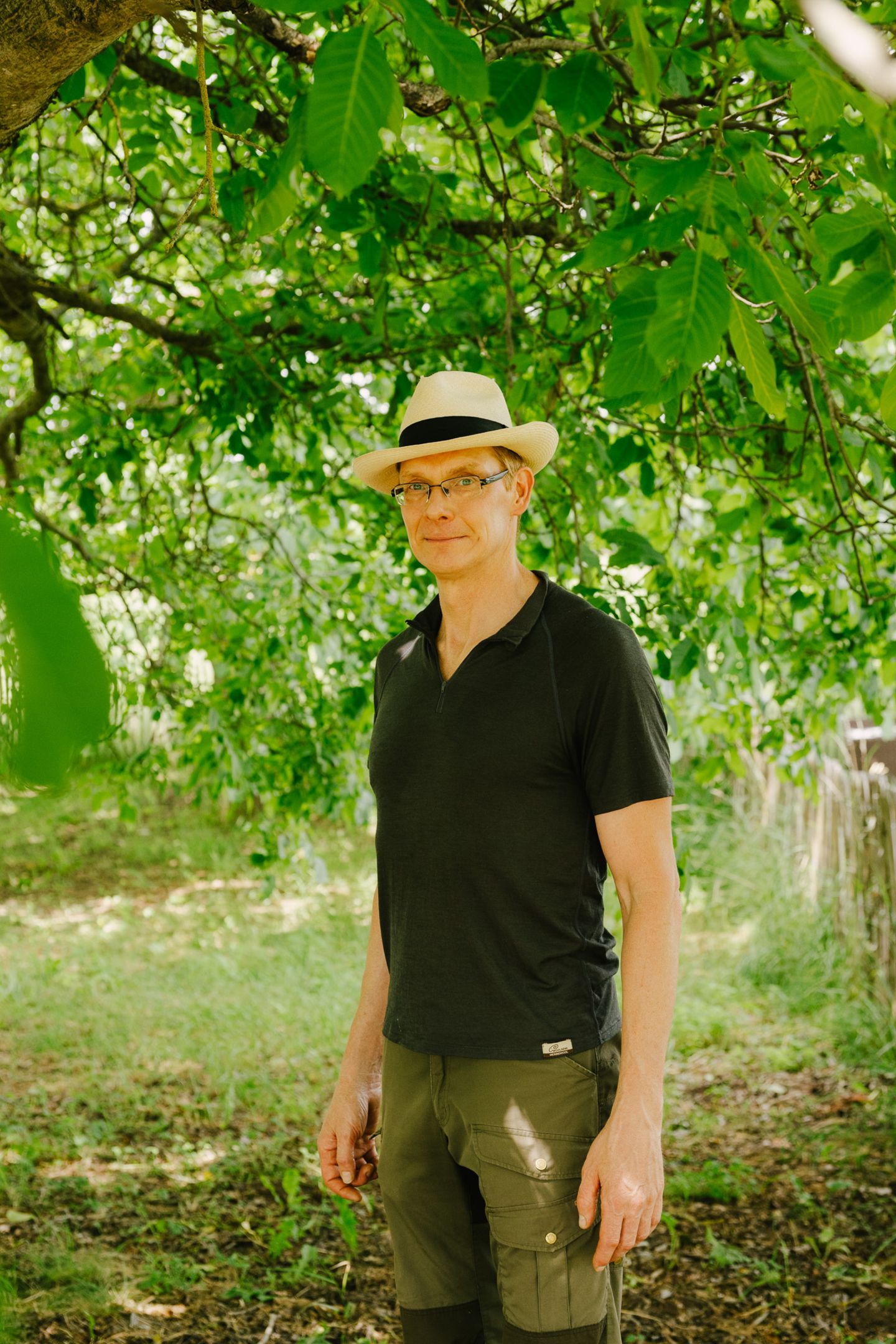 Nachhaltigkeitswoche: Uwe Müller (Foto) und sein Bruder Martin haben von ihren Eltern landwirtschaftliche Flächen überschrieben bekommen. Diese wollen sie im Sinne des Natur- und Artenschutzes umbauen. Intensiv genutztes, oft eintöniges Grünland soll beispielsweise in extensive Streuobstwiesen und Hecken umgewandelt werden. Dazu hat Uwe Müller schon mal passende ortstypische Obstgehölze ausgewählt. Uwe Müller (Foto) und sein Bruder Martin haben von ihren Eltern landwirtschaftliche Flächen überschrieben bekommen. Diese wollen sie im Sinne des Natur- und Artenschutzes umbauen. Intensiv genutztes, oft eintöniges Grünland soll beispielsweise in extensive Streuobstwiesen und Hecken umgewandelt werden. Dazu hat Uwe Müller schon mal passende ortstypische Obstgehölze ausgewählt.