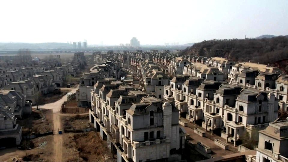 Geisterstadt: Zwischen verlassenen Luxus-Villen wohnen heute chinesische Bauern und Rinder