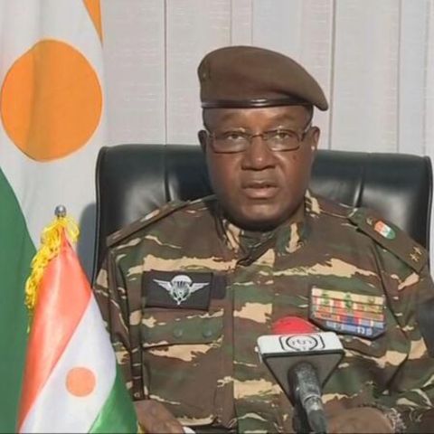 General Omar Tchiani gibt im Fernsehen eine Erklärung ab