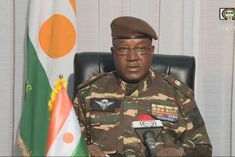 General Omar Tchiani gibt im Fernsehen eine Erklärung ab
