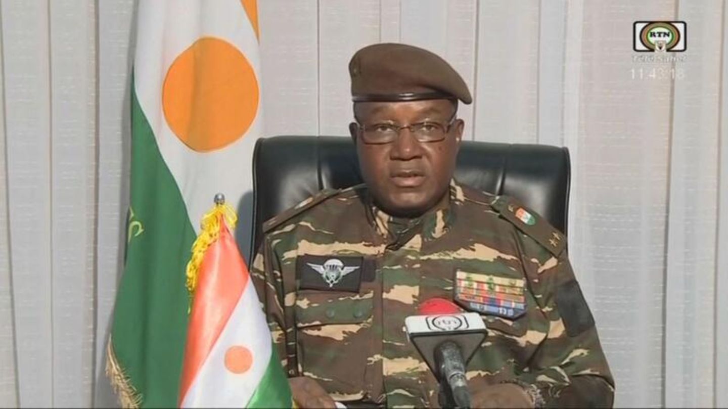 General Omar Tchiani gibt im Fernsehen eine Erklärung ab