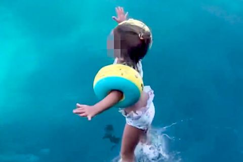 Virales Video zeigt: So gefährlich sind Schwimmflügel für Kinder
