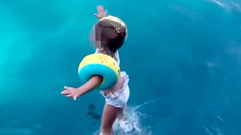 Virales Video zeigt: So gefährlich sind Schwimmflügel für Kinder