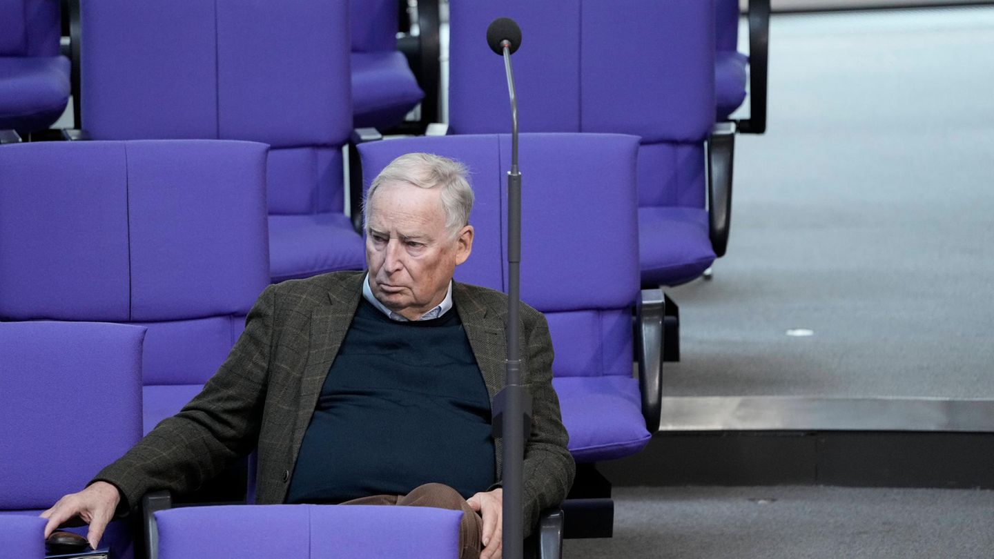 AfD-Politiker Alexander Gauland sitzt alleine im Bundestag