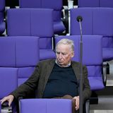 AfD-Politiker Alexander Gauland sitzt alleine im Bundestag