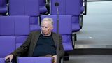 AfD-Politiker Alexander Gauland sitzt alleine im Bundestag