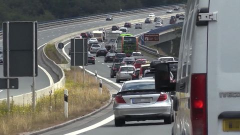 Entspannt mit dem Auto in den Urlaub: Sollten Sie besser tagsüber oder nachts losfahren?