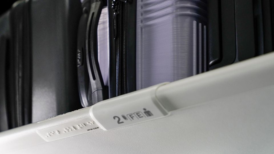 Unter anderem sollen die Sitzreihen und -plätze in den Flugzeugen mit Blindenschrift gekennzeichnet werden