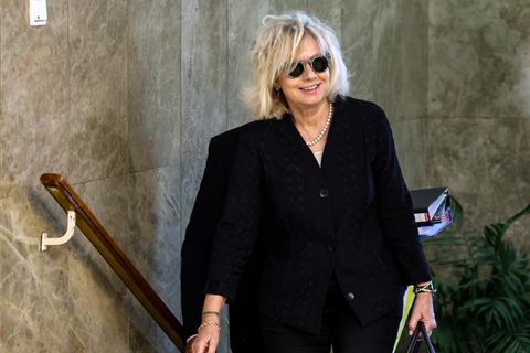 Israel: Generalstaatsanwältin Gali Baharav-Miara trägt Sonnenbrille und geht eine Treppe hinauf