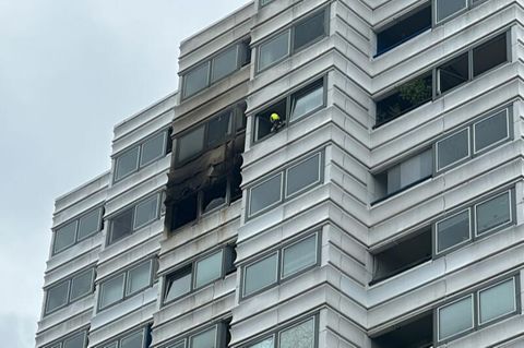 In einem Hochhaus sind die Spuren eines Brandes zu sehe
