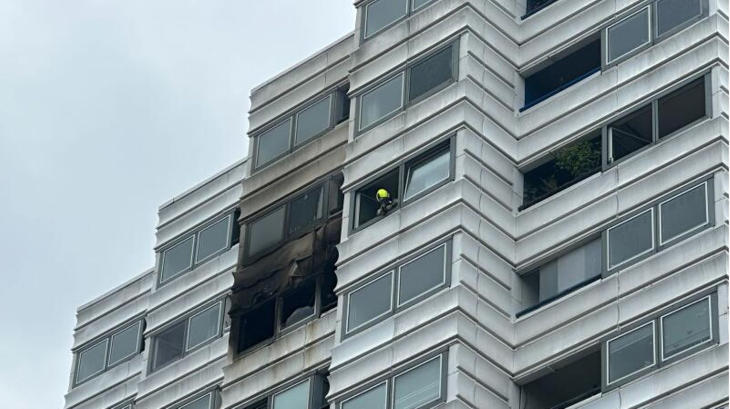 In einem Hochhaus sind die Spuren eines Brandes zu sehe