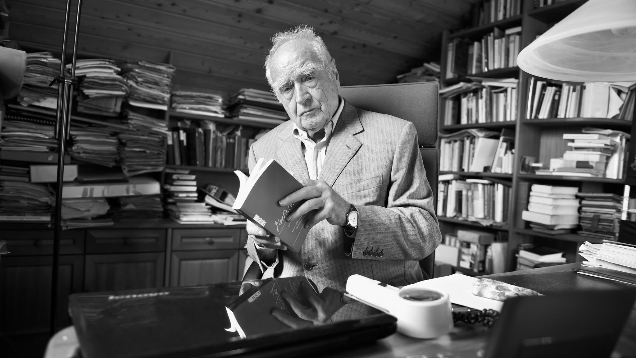 Martin Walser in seinem Arbeitszimmer in Nußdorf.