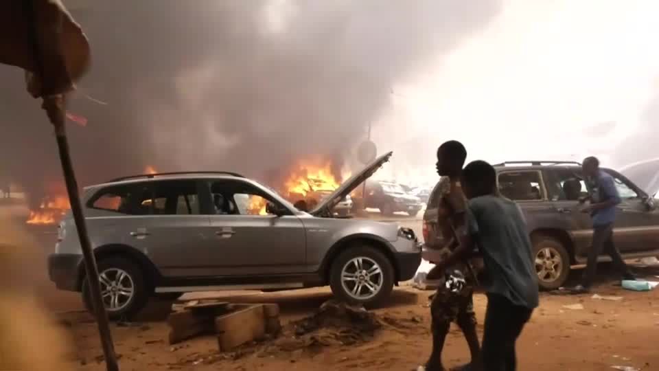 Nach Militärputsch: Brennende Autos, Plünderungen und russische Flaggen: Im Niger regiert das Chaos