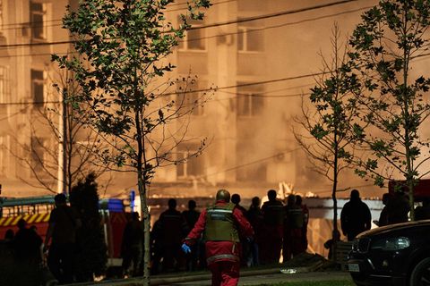 In der ukrainischen Stadt Dnipro gab es einen russischen Raketenangriff auf ein Hochhaus – es wurden mindestens neun Menschen verletzt. 
