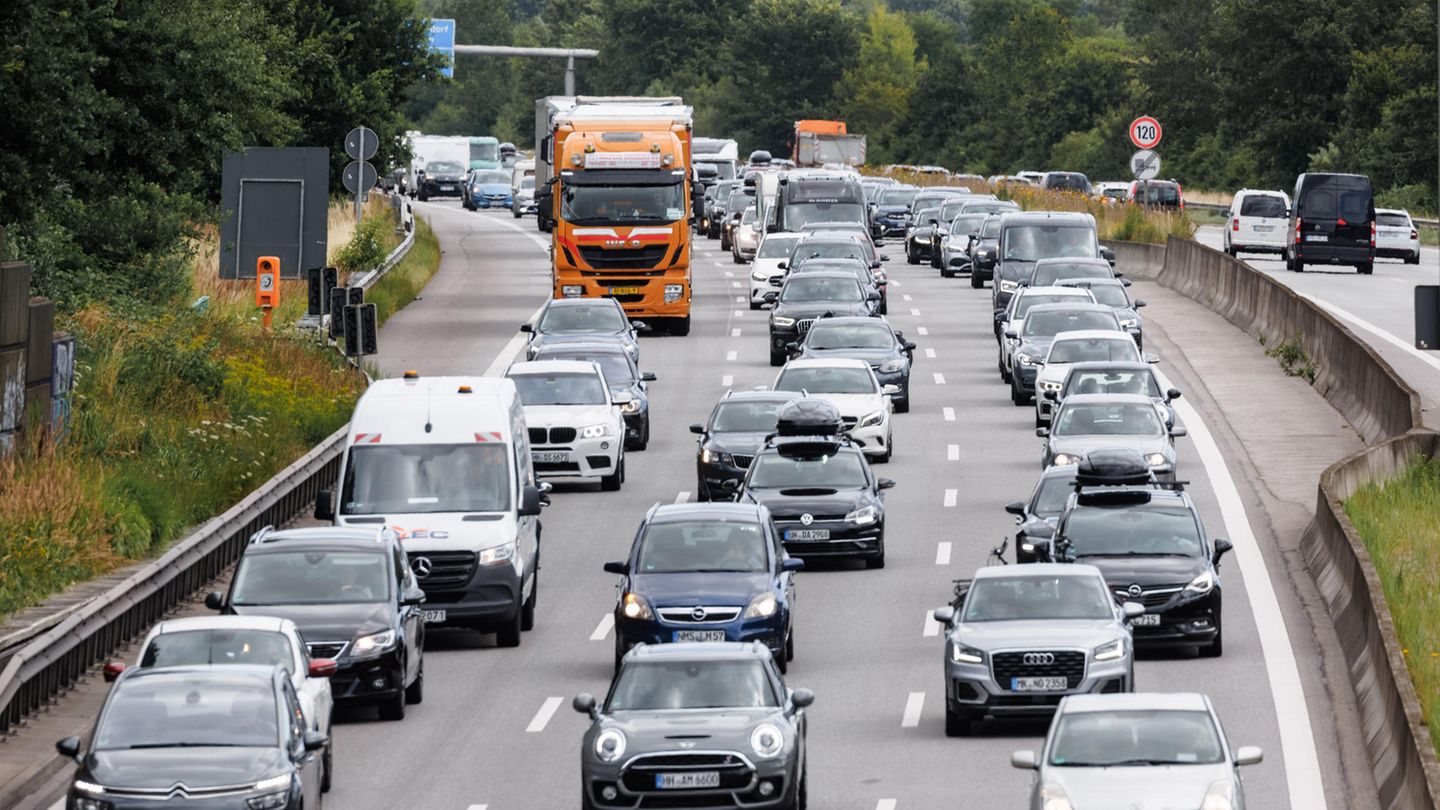 Der ADAC warnt vor Stau: Verkehr aus Schleswig-Holstein in Richtung Süden staut sich in Hamburg auf der A1 Höhe Moorfleet.