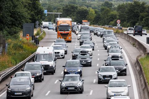 Der ADAC warnt vor Stau: Verkehr aus Schleswig-Holstein in Richtung Süden staut sich in Hamburg auf der A1 Höhe Moorfleet.