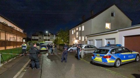 Drei Menschen wurden in diesem Mehrfamilienhaus in Langweid bei Augsburg erschossen