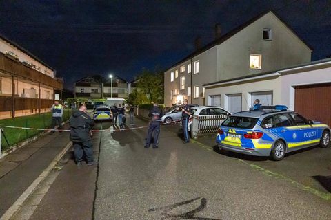 Drei Menschen wurden in diesem Mehrfamilienhaus in Langweid bei Augsburg erschossen